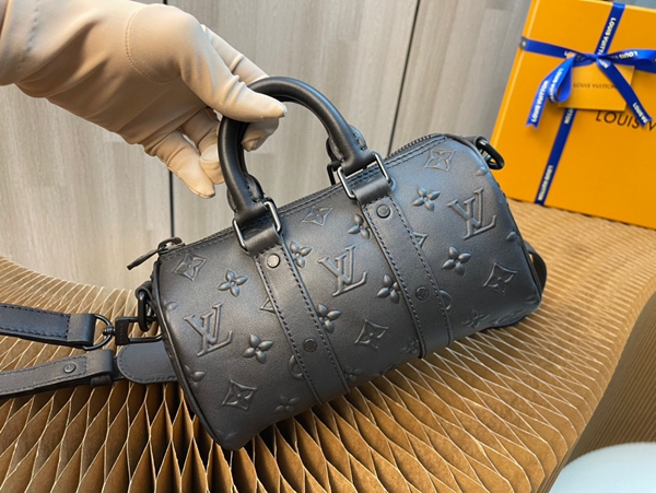 ルイヴィトンバッグ背面デザイン